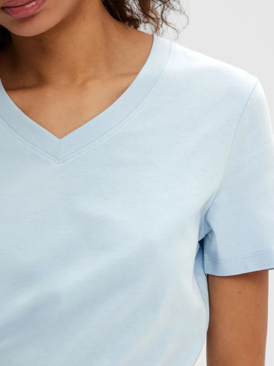 klassiska_vneck_tshirt_3-2.webp SELECTED KLASSISKA V-NECK T-SHIRT Blue Hot