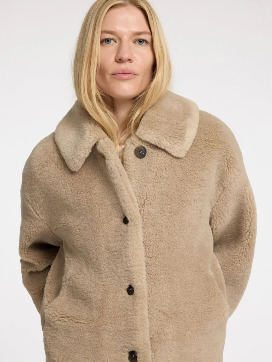 kort_teddyjacka_3.webp SELECTED KORT TEDDYJACKA Brown Clearance
