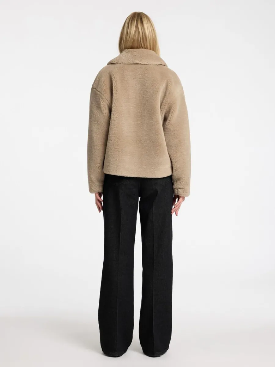 kort_teddyjacka_4.webp SELECTED KORT TEDDYJACKA Brown Clearance