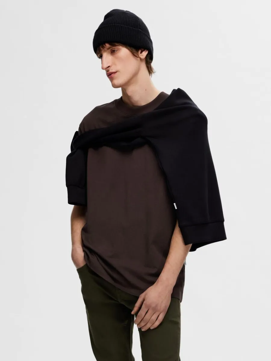 kortrmad_med_avslappnad_p_0.webp SELECTED KORTÄRMAD MED AVSLAPPNAD PASSFORM T-SHIRT Brown Store