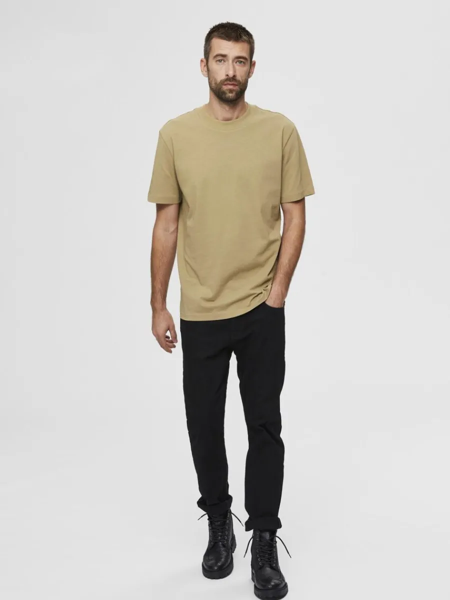 kortrmad_med_avslappnad_p_1-4.webp SELECTED KORTÄRMAD MED AVSLAPPNAD PASSFORM T-SHIRT Brown Outlet