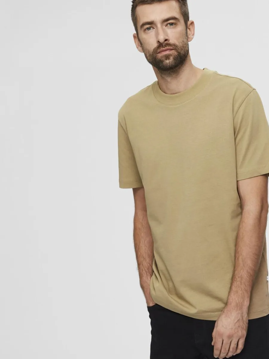 kortrmad_med_avslappnad_p_2-4.webp SELECTED KORTÄRMAD MED AVSLAPPNAD PASSFORM T-SHIRT Brown Outlet