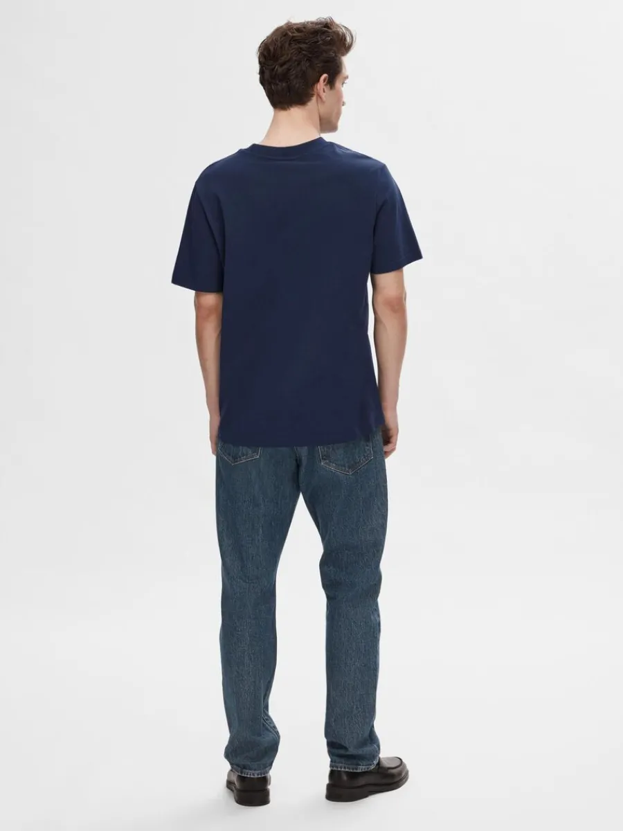 kortrmad_med_avslappnad_p_4-3.webp SELECTED KORTÄRMAD MED AVSLAPPNAD PASSFORM T-SHIRT Blue Hot
