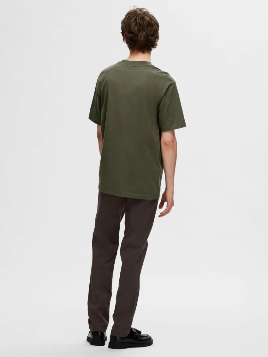 kortrmad_med_avslappnad_p_4-7.webp SELECTED KORTÄRMAD MED AVSLAPPNAD PASSFORM T-SHIRT Green New
