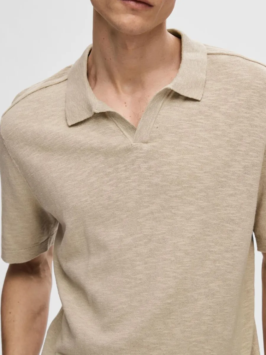 kortrmad_stickad_piktrja_4-1.webp SELECTED KORTÄRMAD STICKAD PIKÉTRÖJA Beige Store
