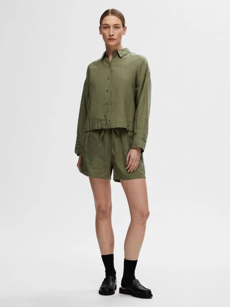 linnesydda_skjorta_1-1.webp SELECTED LINNESYDDA SKJORTA Green Hot