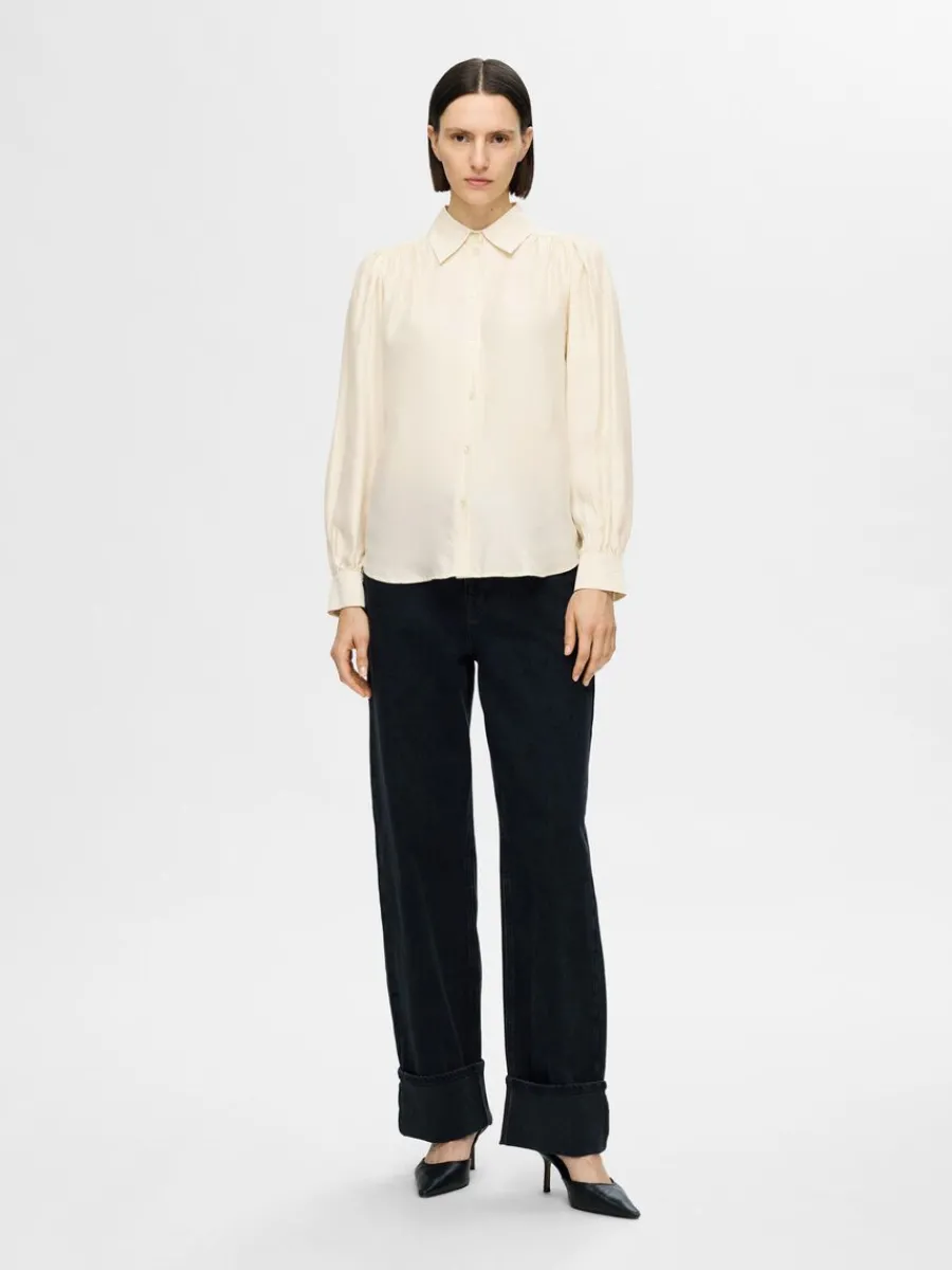 lnga_rmar_satinskjorta_1.webp SELECTED LÅNGA ÄRMAR SATINSKJORTA Beige Store