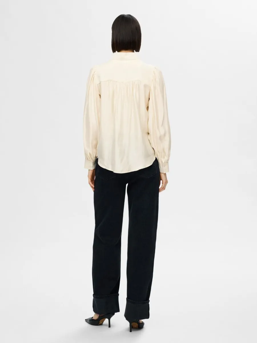 lnga_rmar_satinskjorta_4.webp SELECTED LÅNGA ÄRMAR SATINSKJORTA Beige Store
