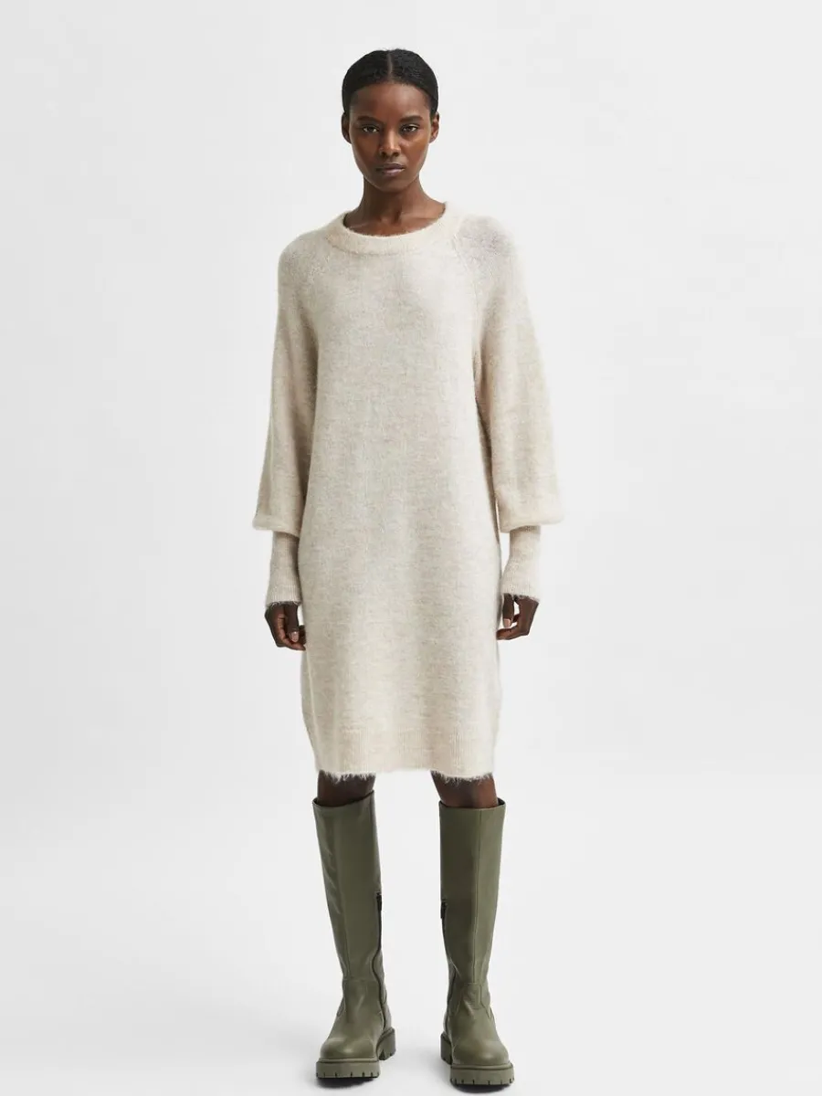 lnga_rmar_stickad_klnning_0.webp SELECTED LÅNGA ÄRMAR STICKAD KLÄNNING Beige Best Sale