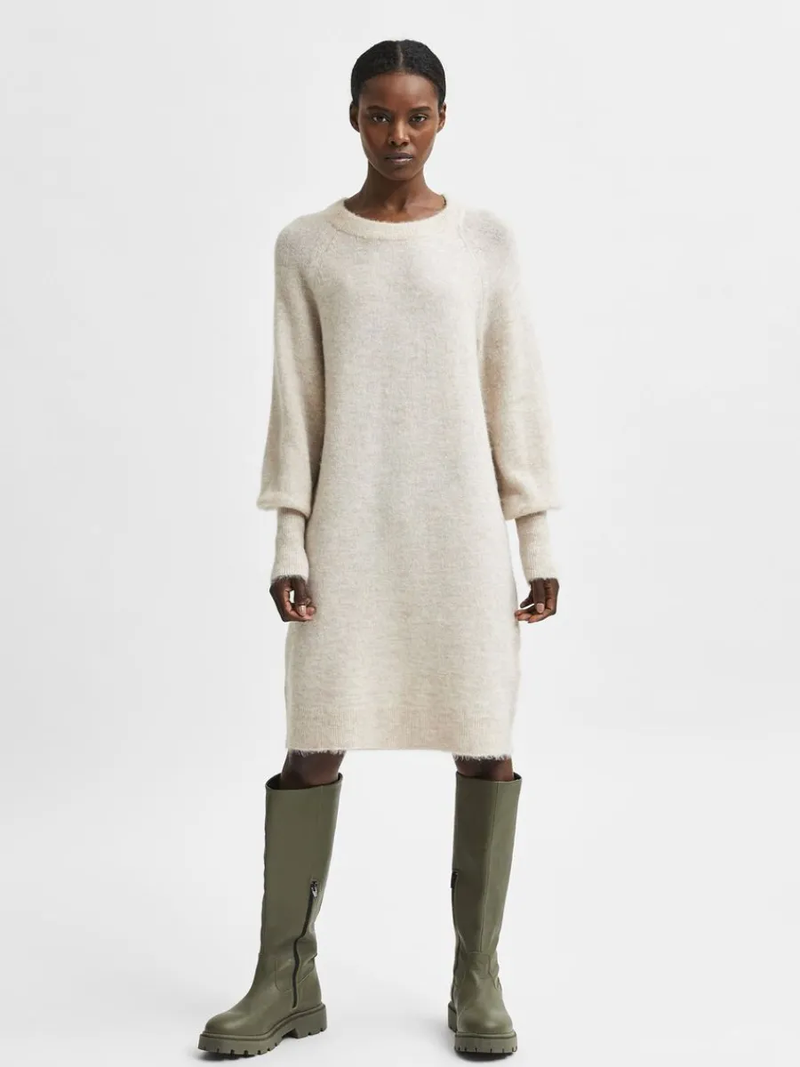 lnga_rmar_stickad_klnning_1.webp SELECTED LÅNGA ÄRMAR STICKAD KLÄNNING Beige Best Sale