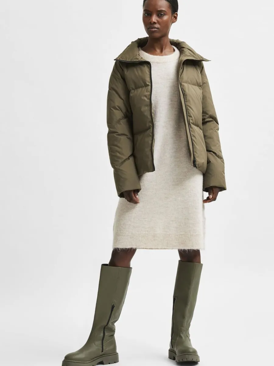 lnga_rmar_stickad_klnning_2.webp SELECTED LÅNGA ÄRMAR STICKAD KLÄNNING Beige Best Sale