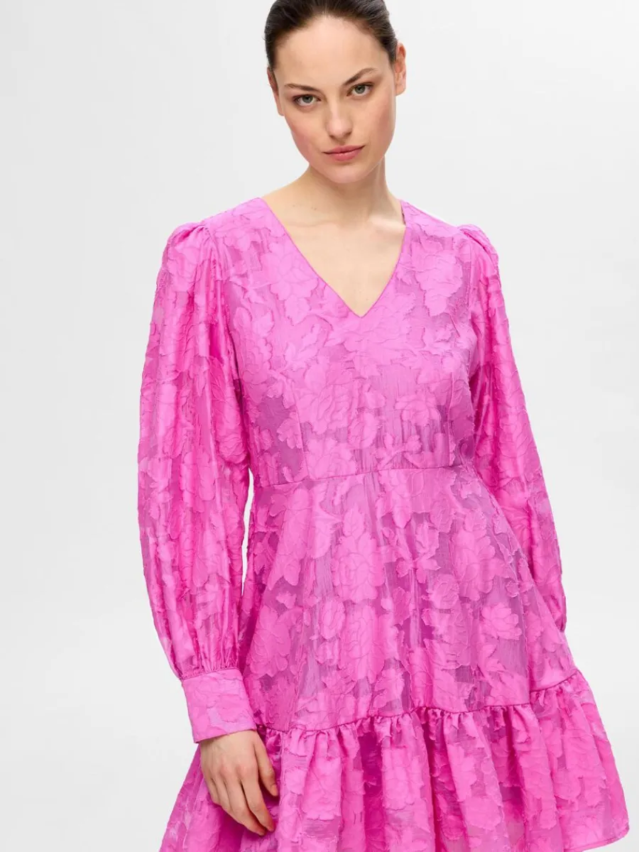 lngrmad_blommig_kort_klnn_2-2.webp SELECTED LÅNGÄRMAD BLOMMIG KORT KLÄNNING Pink Cheap