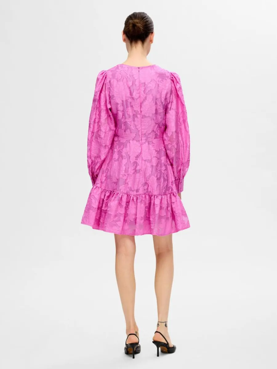 lngrmad_blommig_kort_klnn_4-2.webp SELECTED LÅNGÄRMAD BLOMMIG KORT KLÄNNING Pink Cheap