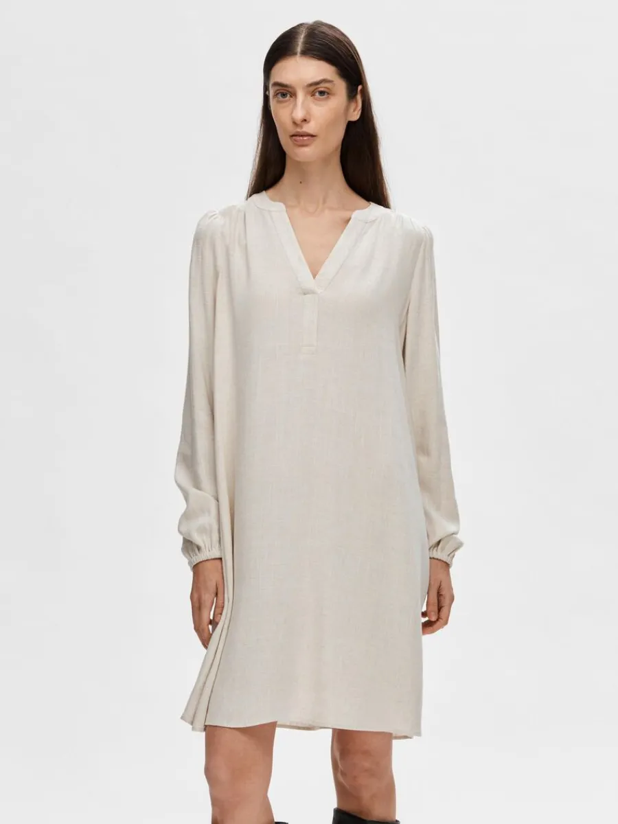 lngrmad_kort_klnning_0.webp SELECTED LÅNGÄRMAD KORT KLÄNNING Beige Sale