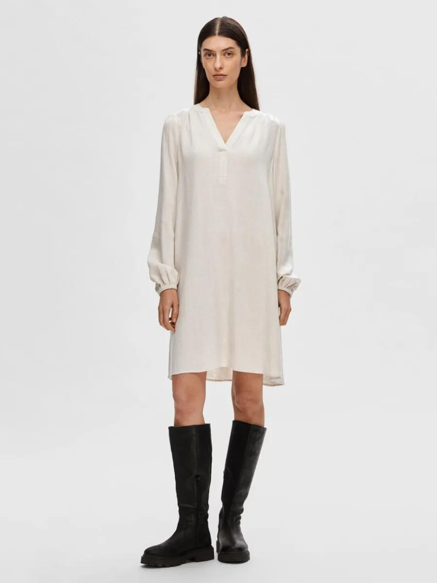 lngrmad_kort_klnning_1.webp SELECTED LÅNGÄRMAD KORT KLÄNNING Beige Sale