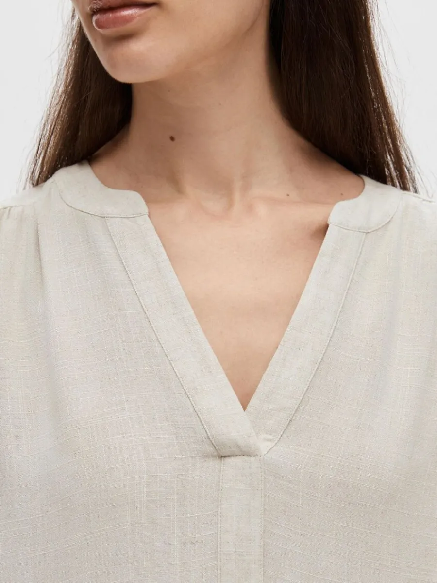 lngrmad_kort_klnning_3.webp SELECTED LÅNGÄRMAD KORT KLÄNNING Beige Sale