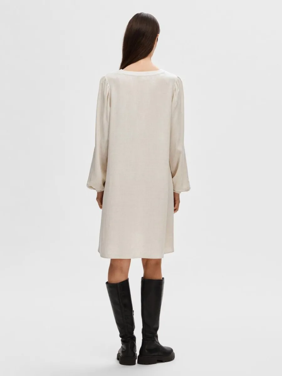 lngrmad_kort_klnning_4.webp SELECTED LÅNGÄRMAD KORT KLÄNNING Beige Sale