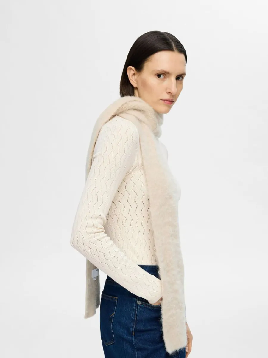 lngrmad_stickad_topp_2-6.webp SELECTED LÅNGÄRMAD STICKAD TOPP Beige Shop
