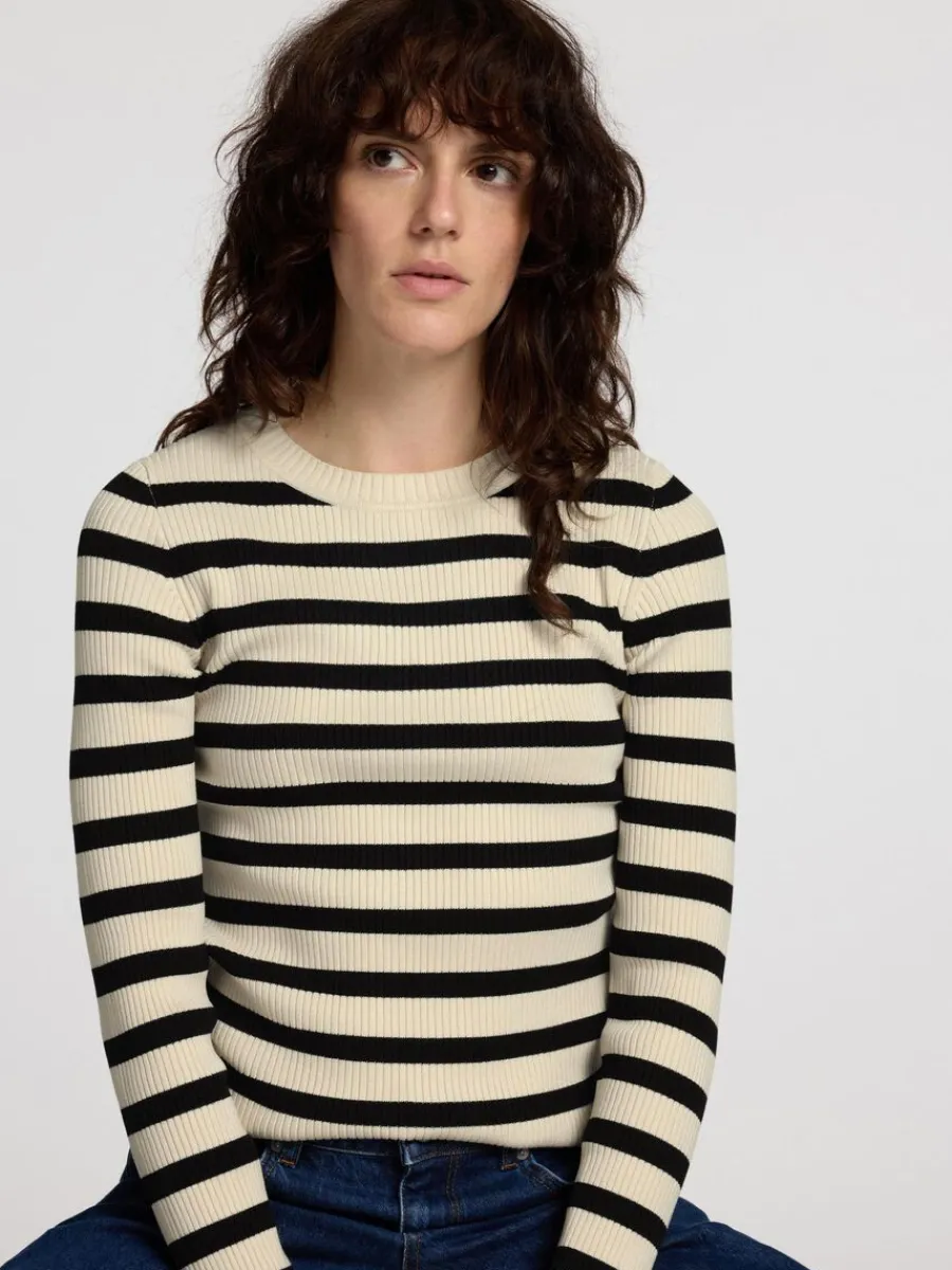 lngrmad_stickad_topp_2.webp SELECTED LÅNGÄRMAD STICKAD TOPP Beige Fashion