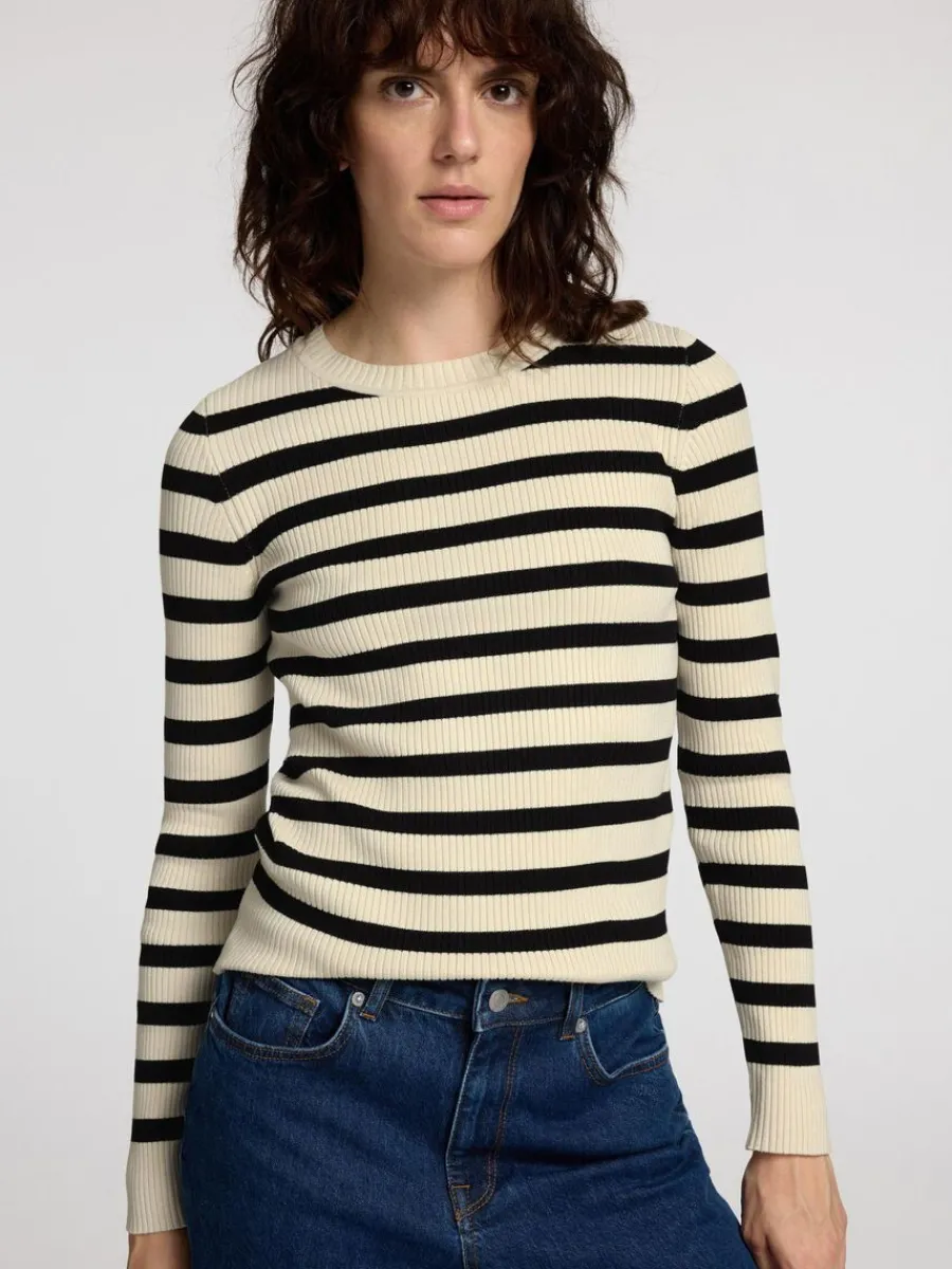lngrmad_stickad_topp_3.webp SELECTED LÅNGÄRMAD STICKAD TOPP Beige Fashion
