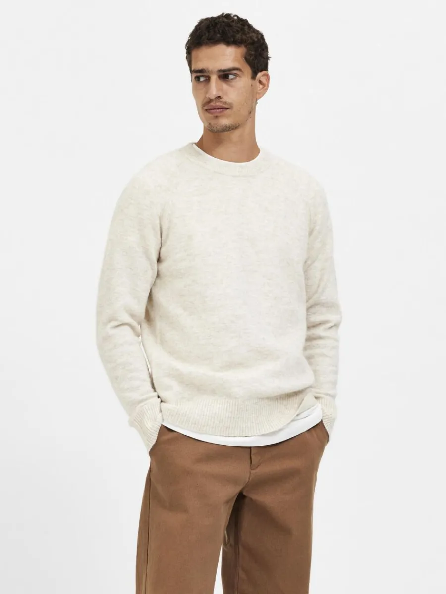 lngrmad_stickad_trja_0-21.webp SELECTED LÅNGÄRMAD STICKAD TRÖJA Beige Clearance