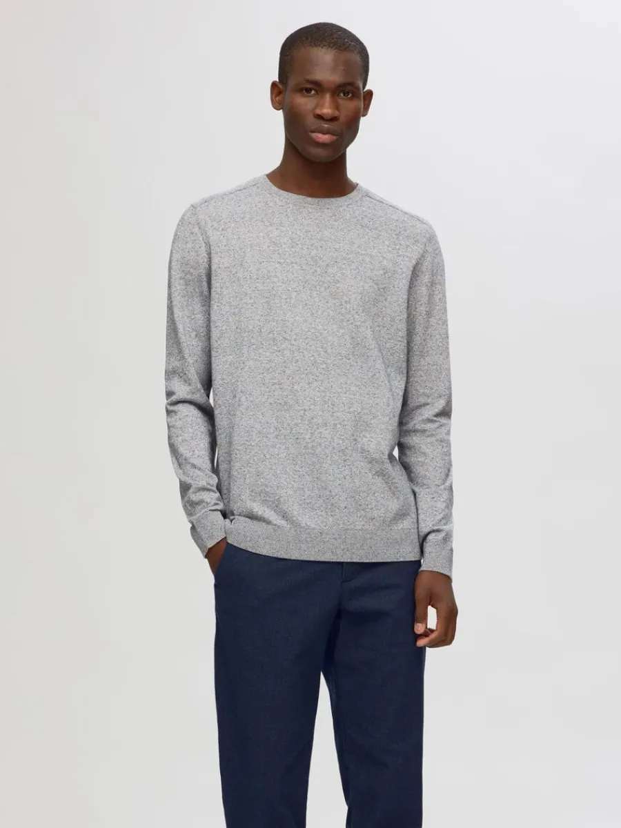 lngrmad_stickad_trja_0-25.webp SELECTED LÅNGÄRMAD STICKAD TRÖJA Grey Discount