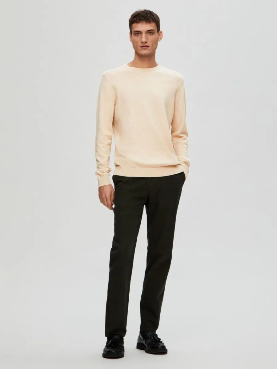 lngrmad_stickad_trja_1-29.webp SELECTED LÅNGÄRMAD STICKAD TRÖJA Beige Shop