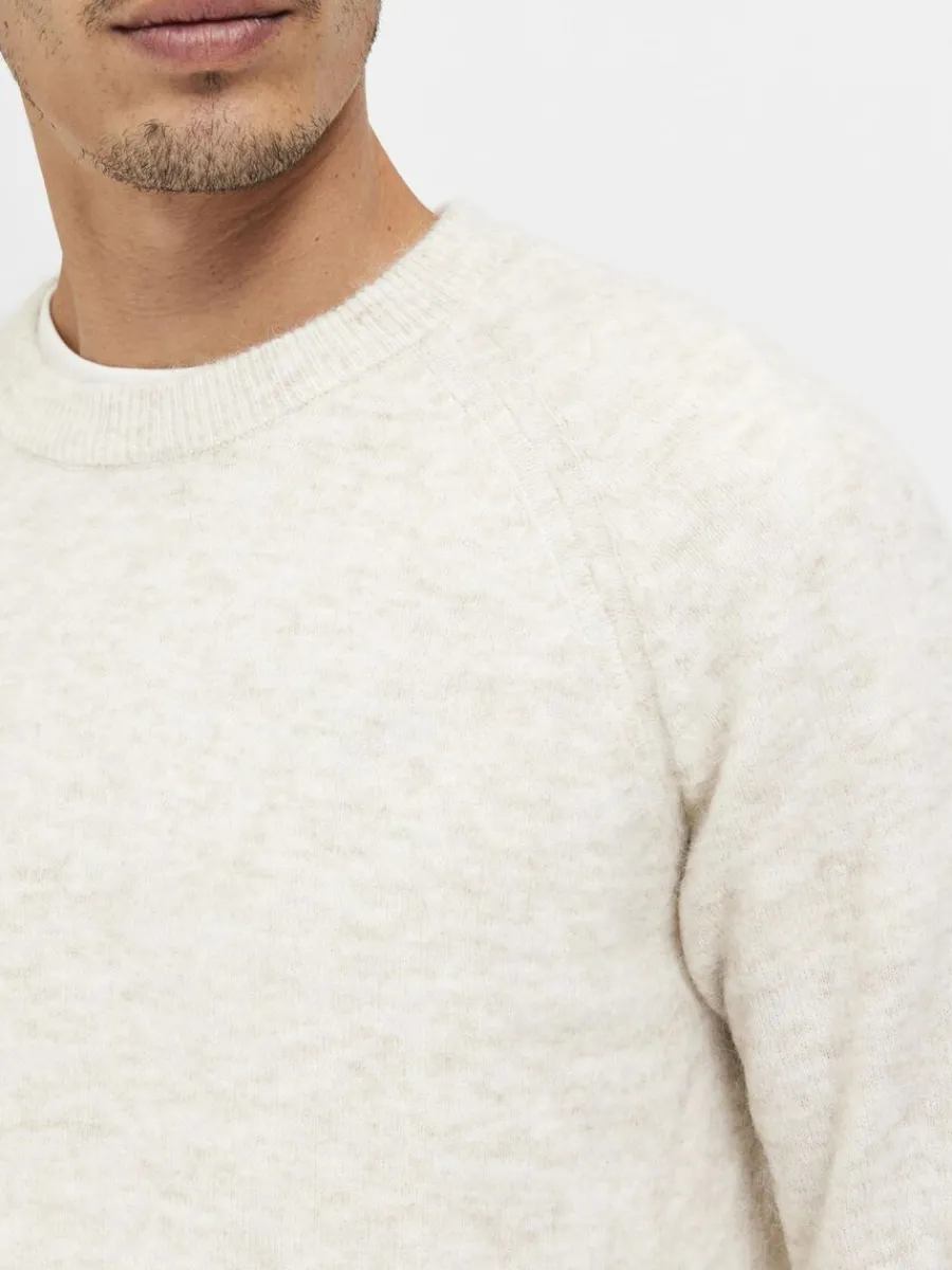 lngrmad_stickad_trja_3-19.webp SELECTED LÅNGÄRMAD STICKAD TRÖJA Beige Clearance
