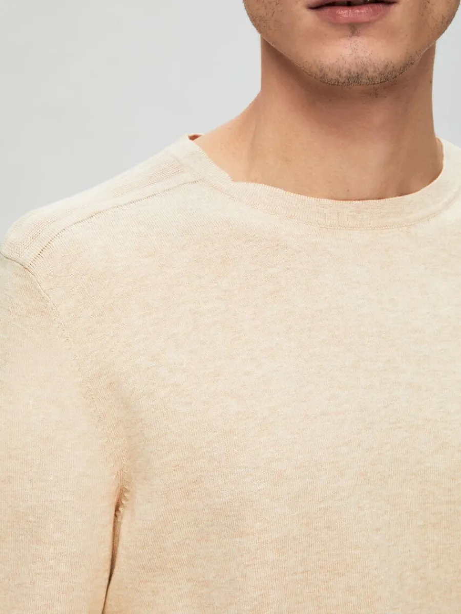 lngrmad_stickad_trja_3-29.webp SELECTED LÅNGÄRMAD STICKAD TRÖJA Beige Shop