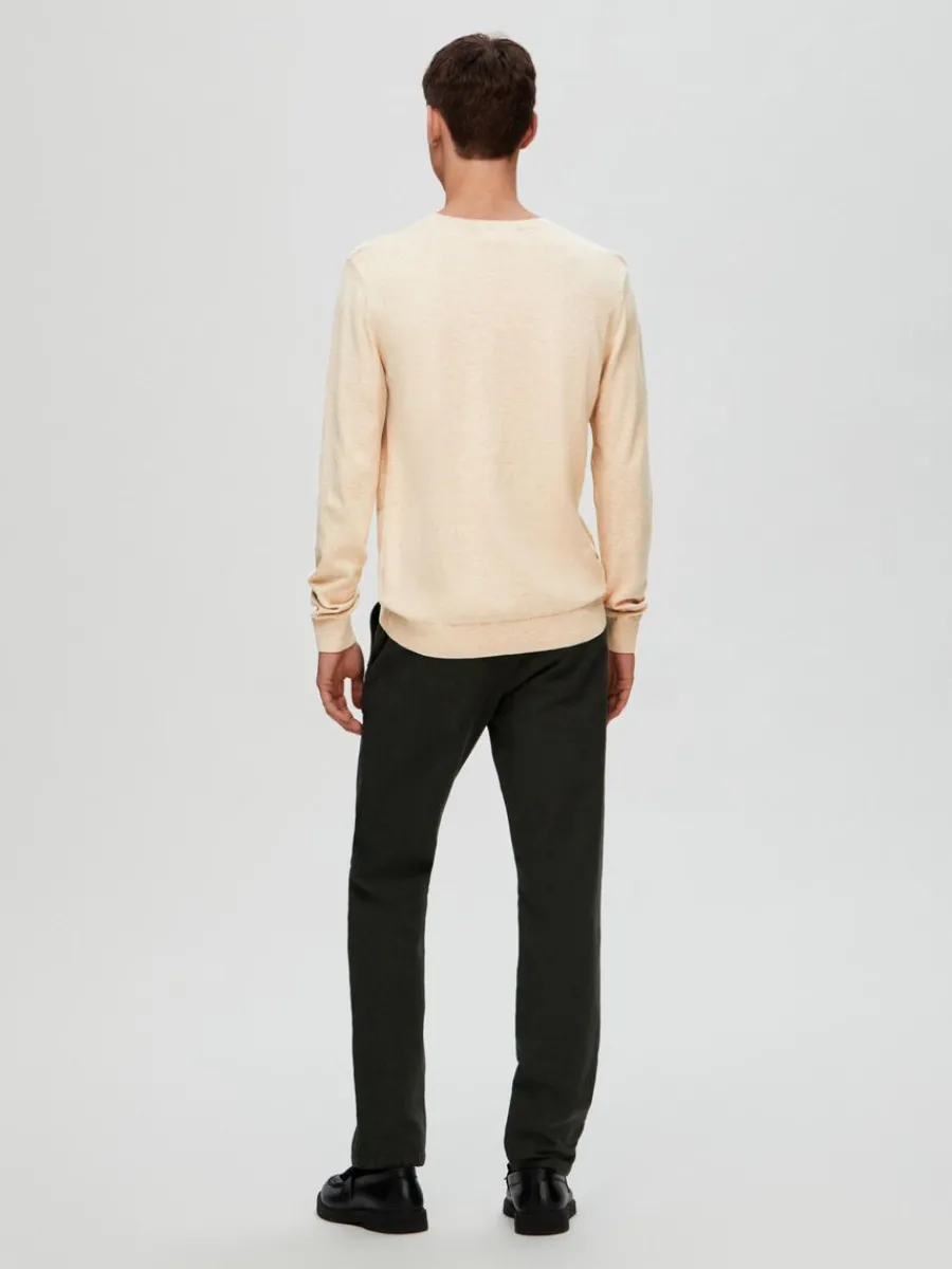 lngrmad_stickad_trja_5-27.webp SELECTED LÅNGÄRMAD STICKAD TRÖJA Beige Shop