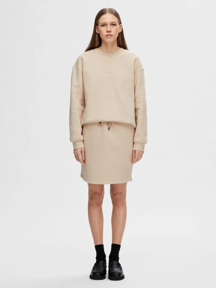 logotypbroderi_sweatshirt_1.webp SELECTED LOGOTYPBRODERI SWEATSHIRT Beige Fashion