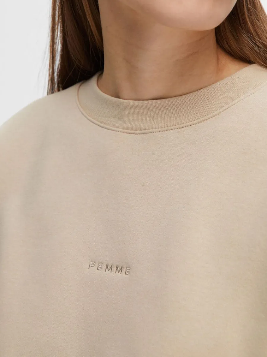 logotypbroderi_sweatshirt_3.webp SELECTED LOGOTYPBRODERI SWEATSHIRT Beige Fashion