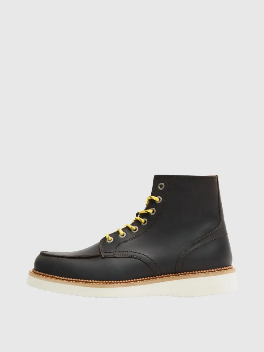 moctoe_lderboots_0-1.webp SELECTED MOC-TOE LÄDERBOOTS Brown Hot