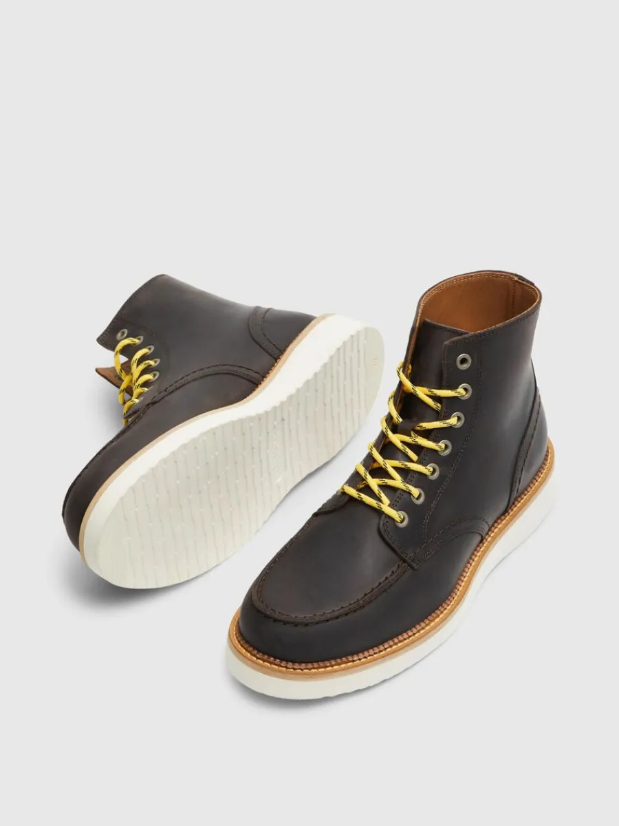 moctoe_lderboots_3-1.webp SELECTED MOC-TOE LÄDERBOOTS Brown Hot