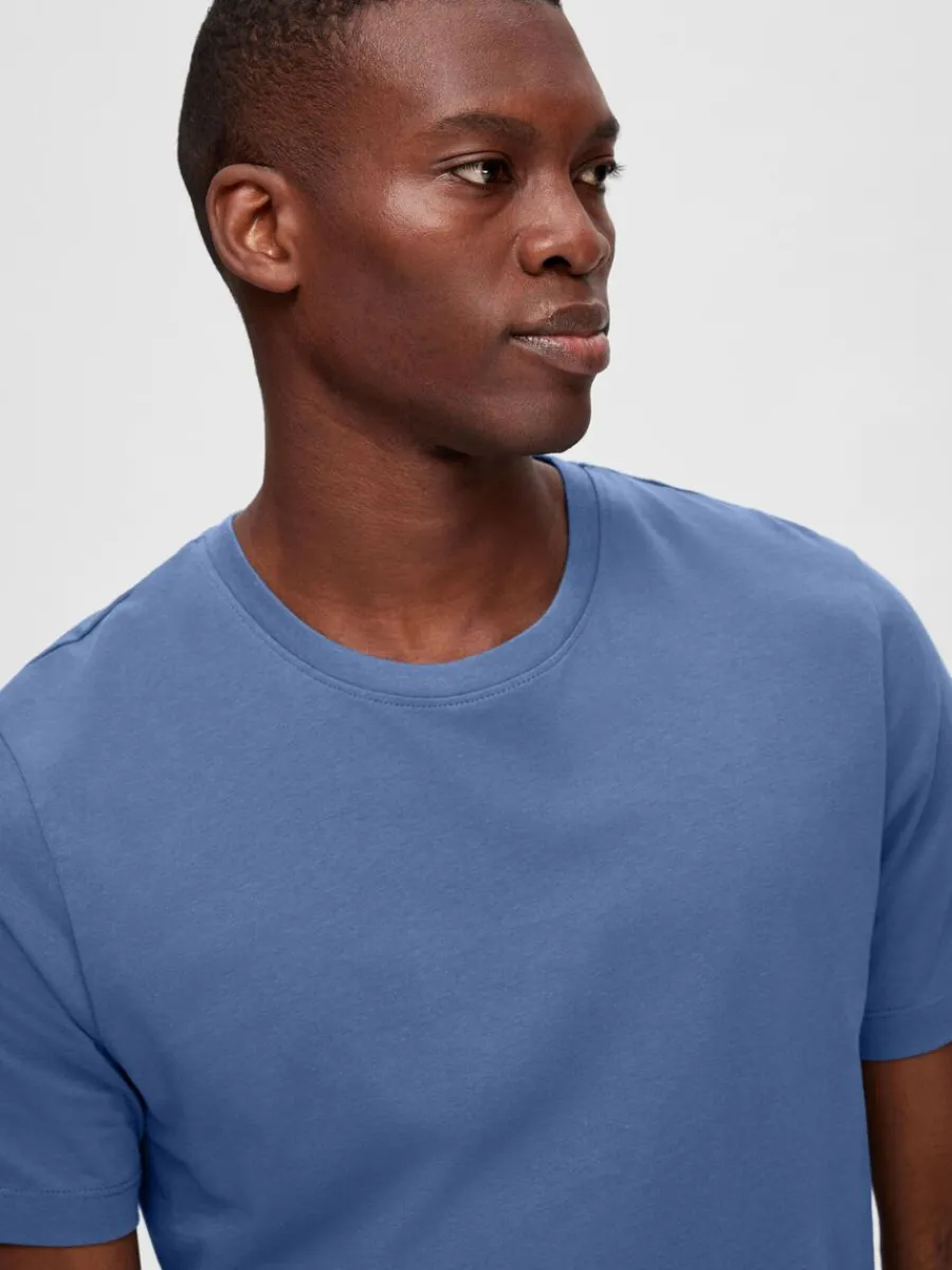 pack_bomull_tshirt_3-4.webp SELECTED 3-PACK BOMULL T-SHIRT Blue Outlet