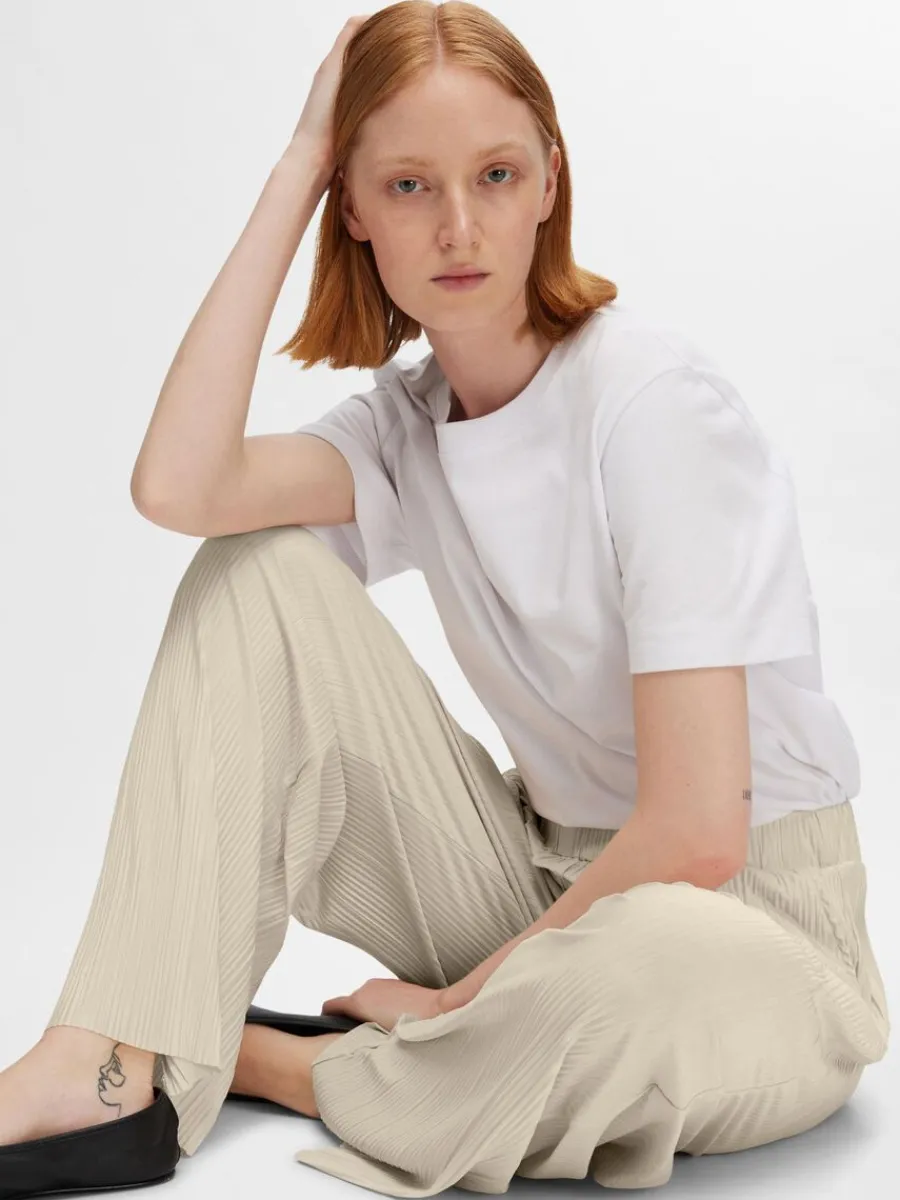 plisserad_med_hg_midja_by_2-1.webp SELECTED PLISSERAD MED HÖG MIDJA BYXOR Beige Shop