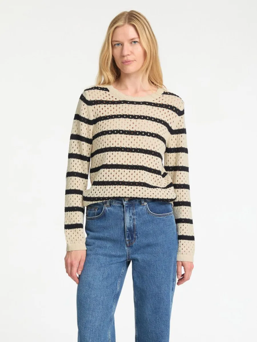 randig_stickad_trja_0.webp SELECTED RANDIG STICKAD TRÖJA Beige Sale