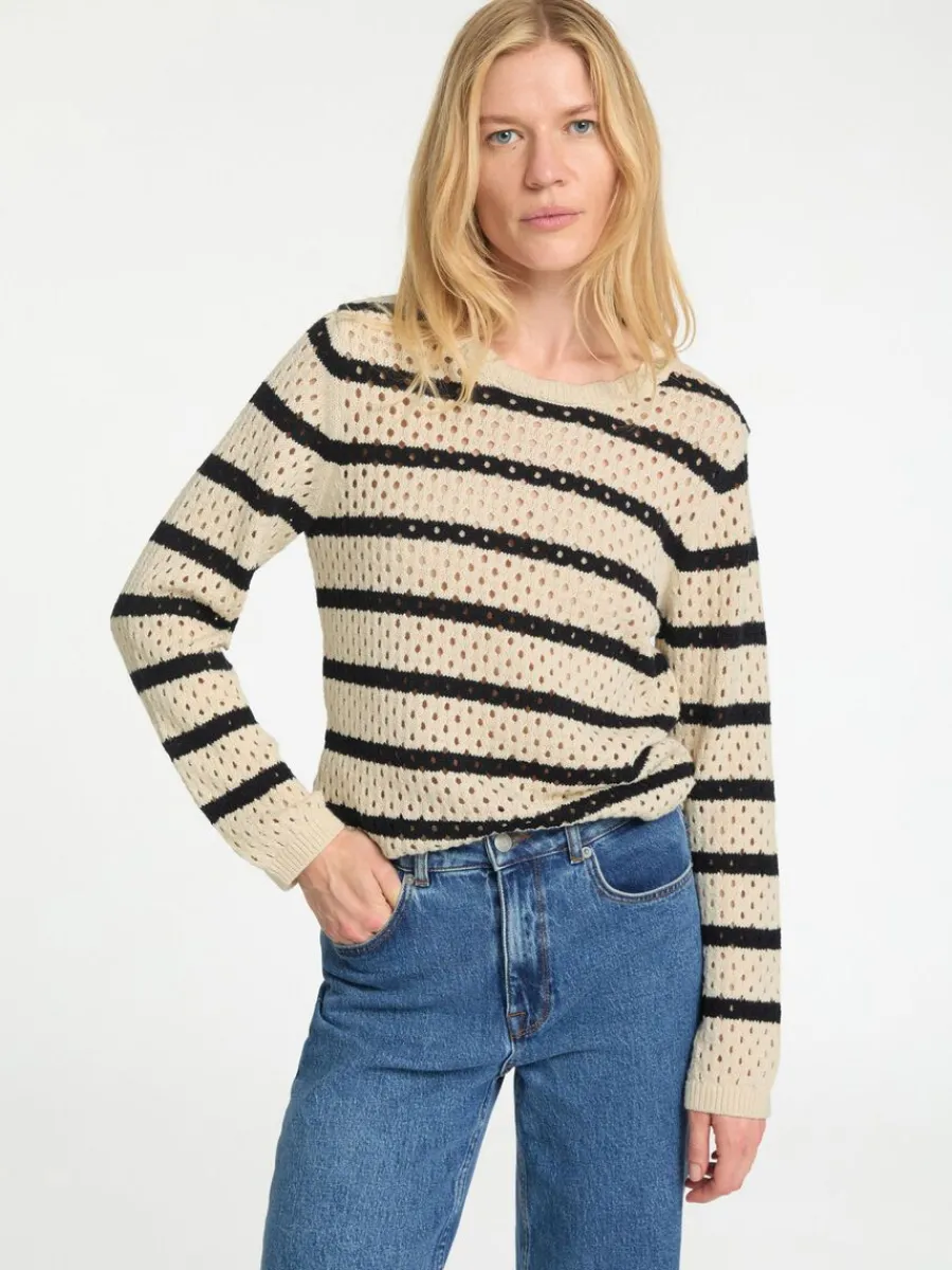 randig_stickad_trja_2.webp SELECTED RANDIG STICKAD TRÖJA Beige Sale