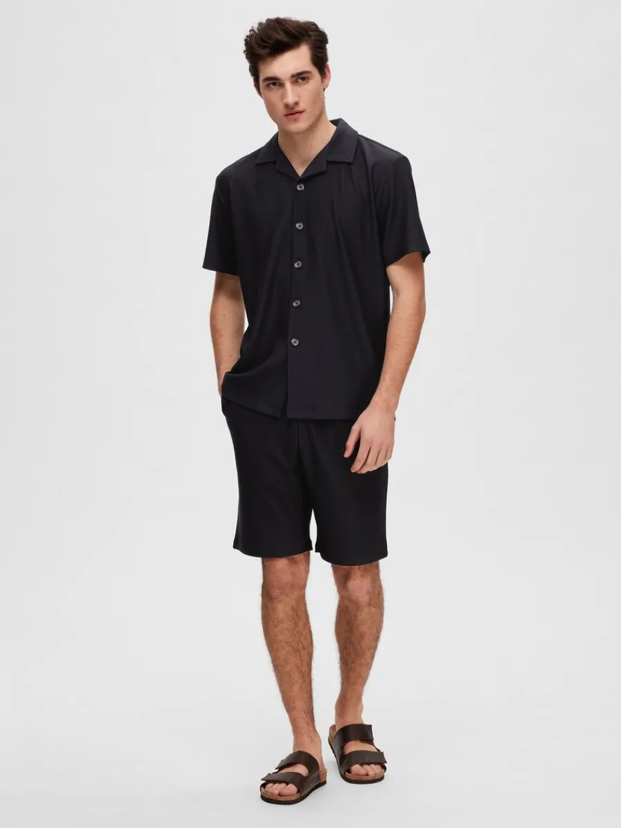 ribbad_cuban_collar_kortr_1-3.webp SELECTED RIBBAD CUBAN COLLAR KORTÄRMAD SKJORTA Black Outlet