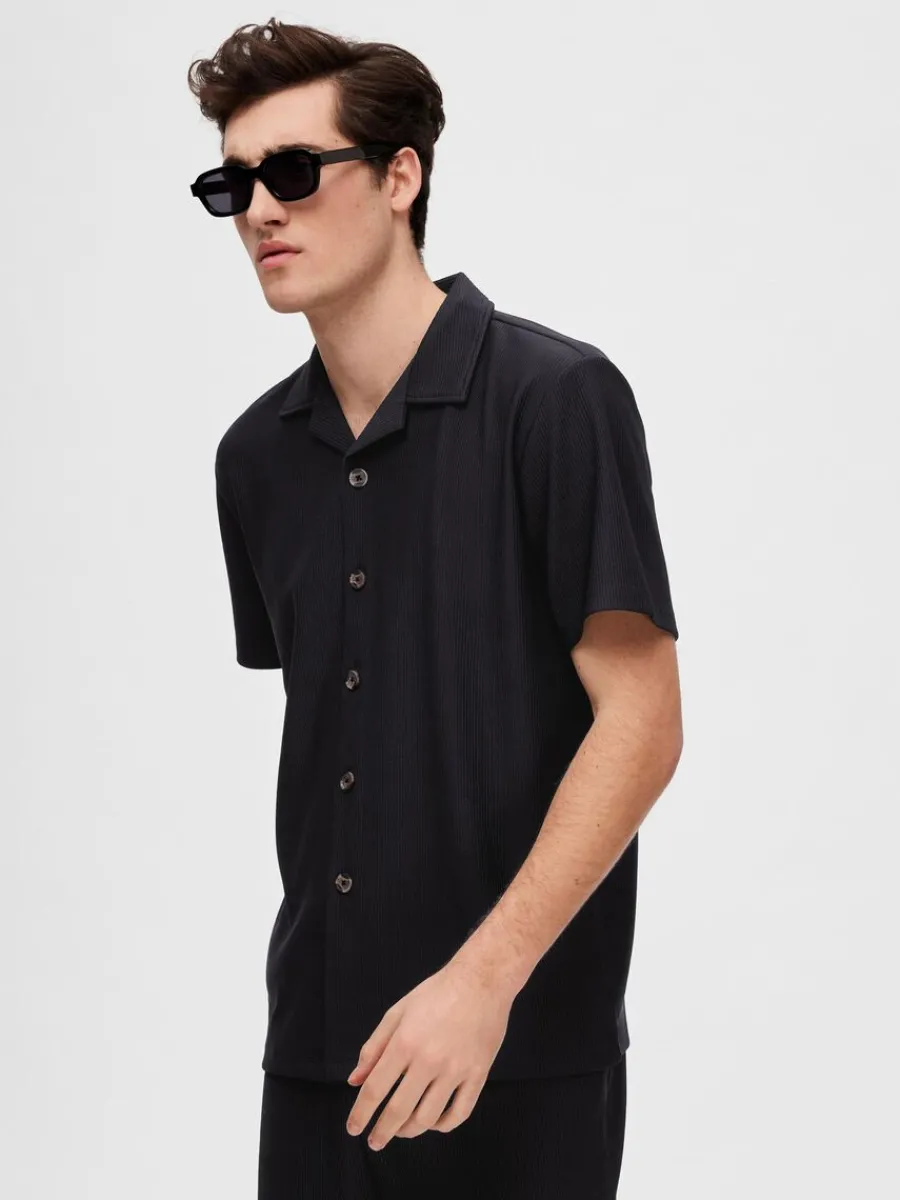 ribbad_cuban_collar_kortr_2-3.webp SELECTED RIBBAD CUBAN COLLAR KORTÄRMAD SKJORTA Black Outlet