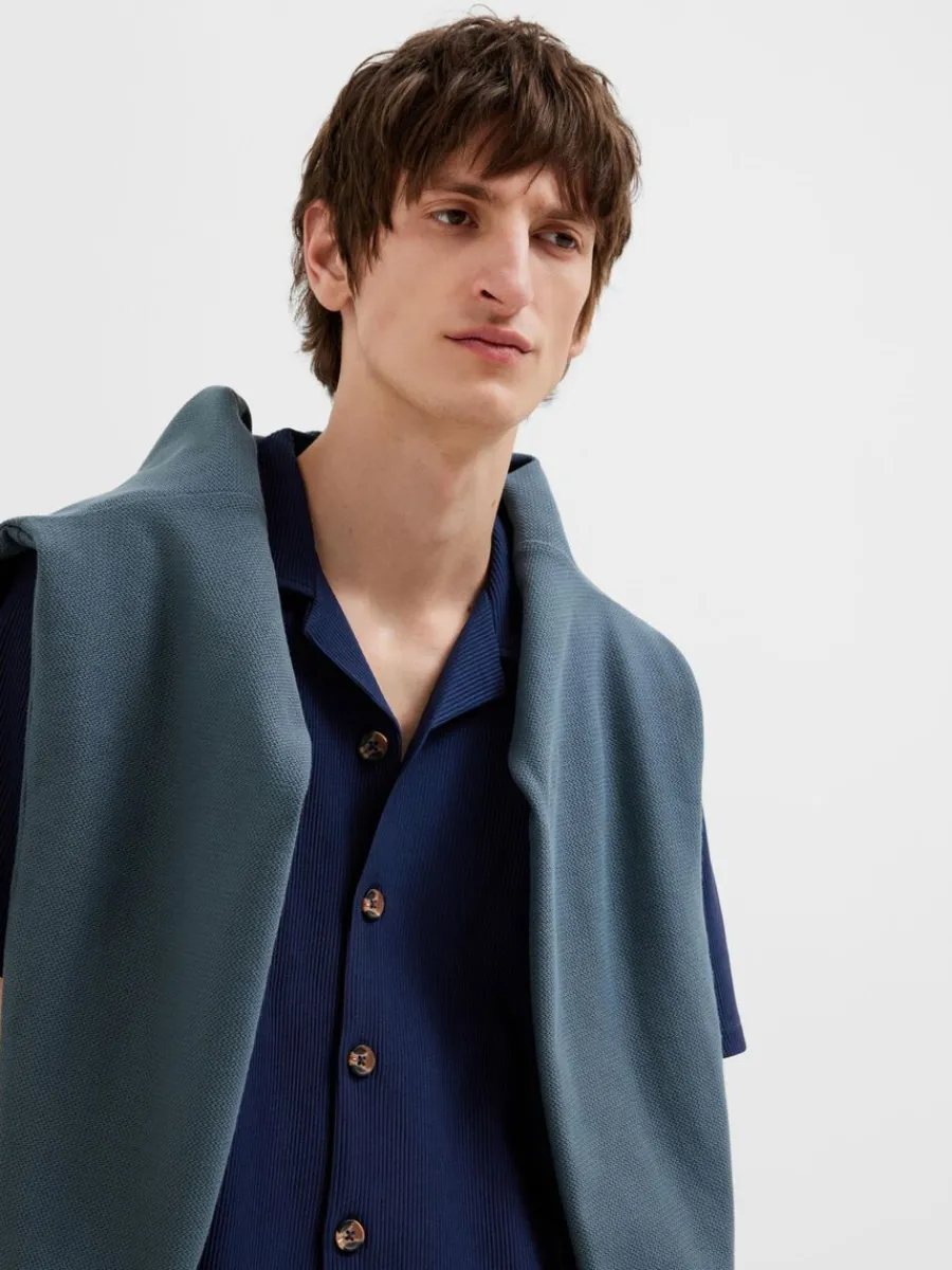 ribbad_cuban_collar_kortr_3-2.webp SELECTED RIBBAD CUBAN COLLAR KORTÄRMAD SKJORTA Blue Sale