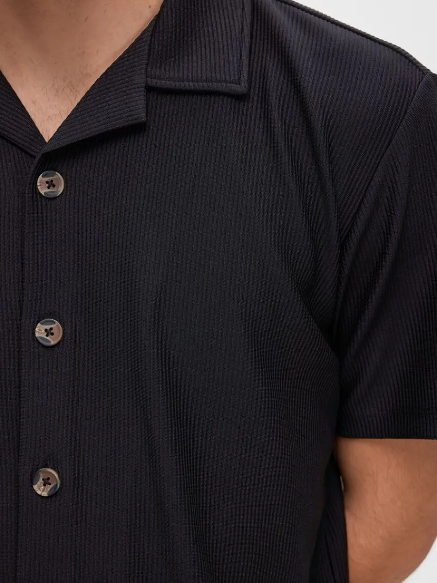 ribbad_cuban_collar_kortr_4-3.webp SELECTED RIBBAD CUBAN COLLAR KORTÄRMAD SKJORTA Black Outlet