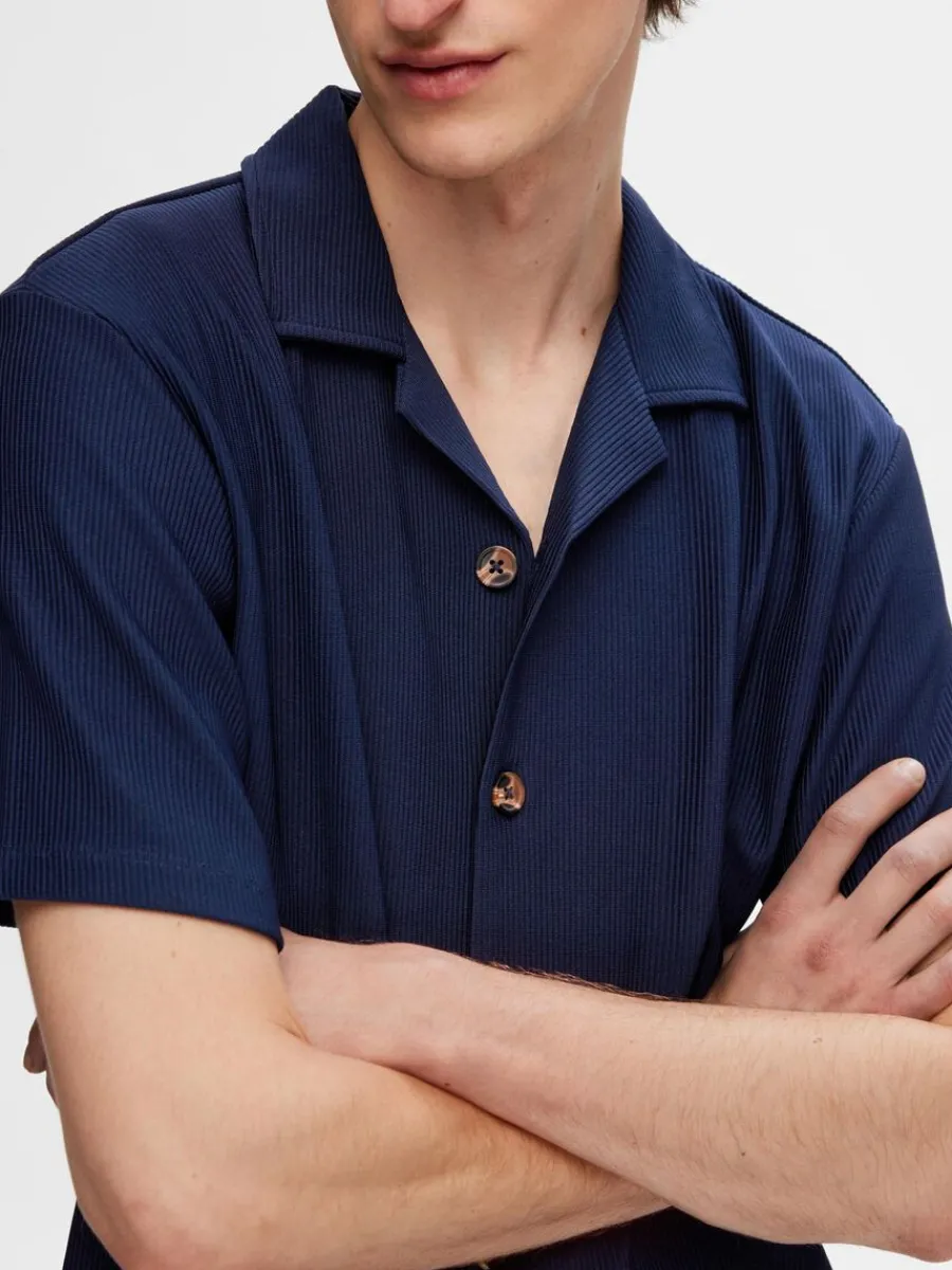 ribbad_cuban_collar_kortr_5-2.webp SELECTED RIBBAD CUBAN COLLAR KORTÄRMAD SKJORTA Blue Sale