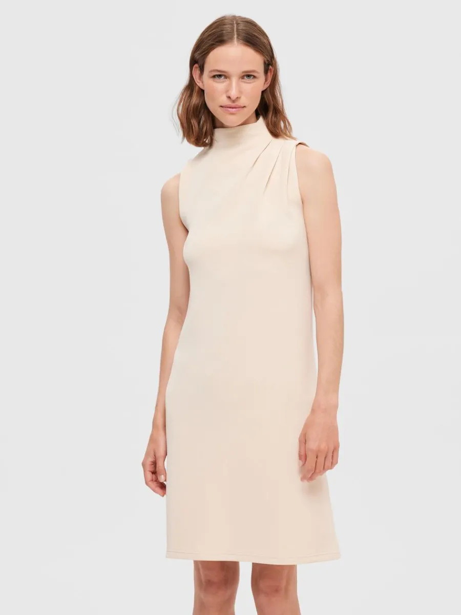 rmls_kort_klnning_0-1.webp SELECTED ÄRMLÖS KORT KLÄNNING Beige Shop