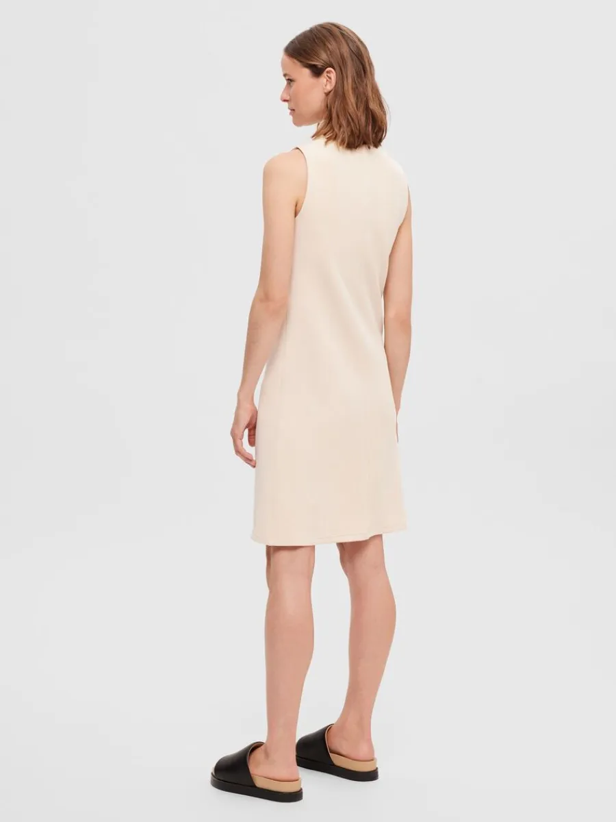 rmls_kort_klnning_4-1.webp SELECTED ÄRMLÖS KORT KLÄNNING Beige Shop