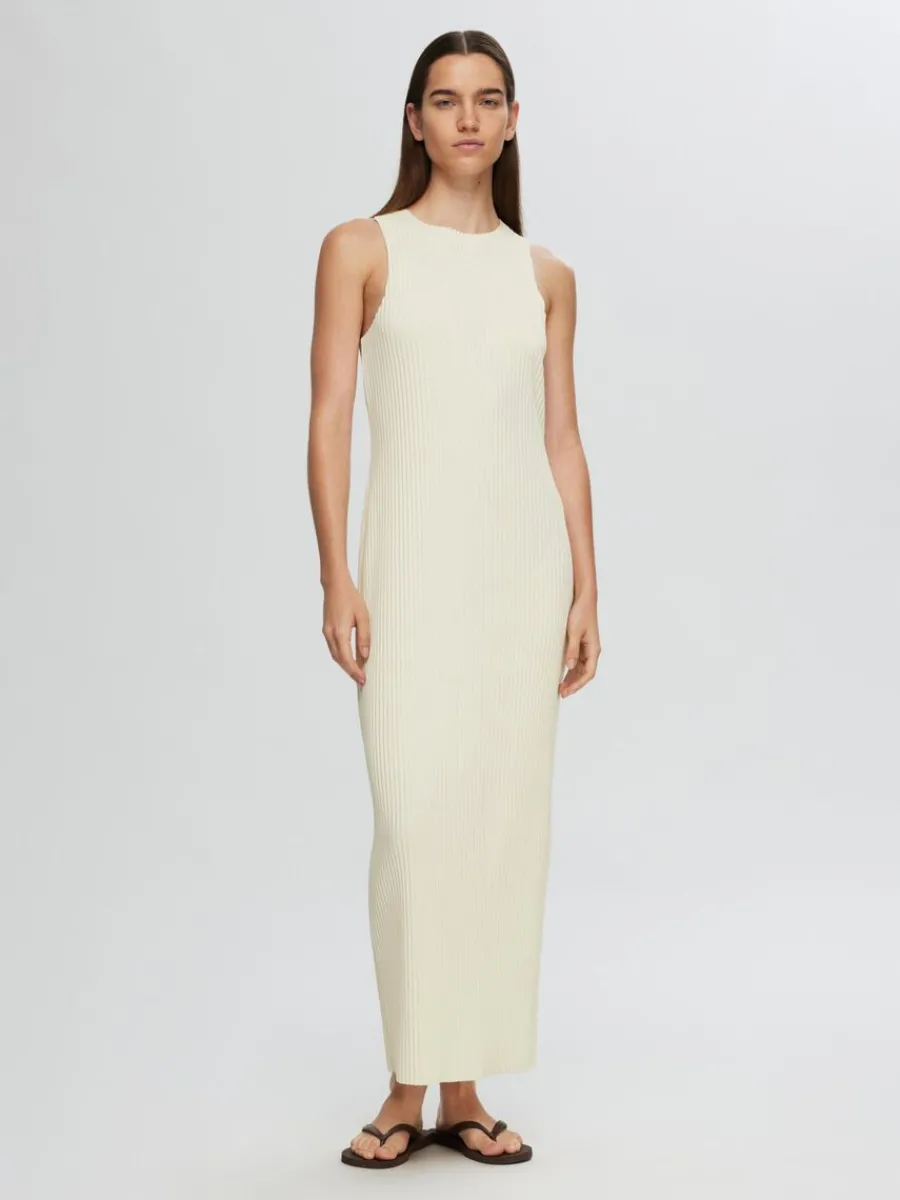 rmls_maxiklnning_0.webp SELECTED ÄRMLÖS MAXIKLÄNNING Beige Store