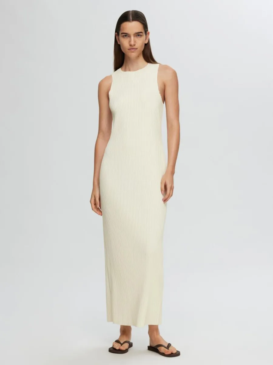 rmls_maxiklnning_1.webp SELECTED ÄRMLÖS MAXIKLÄNNING Beige Store