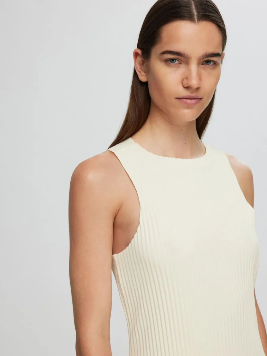 rmls_maxiklnning_3.webp SELECTED ÄRMLÖS MAXIKLÄNNING Beige Store