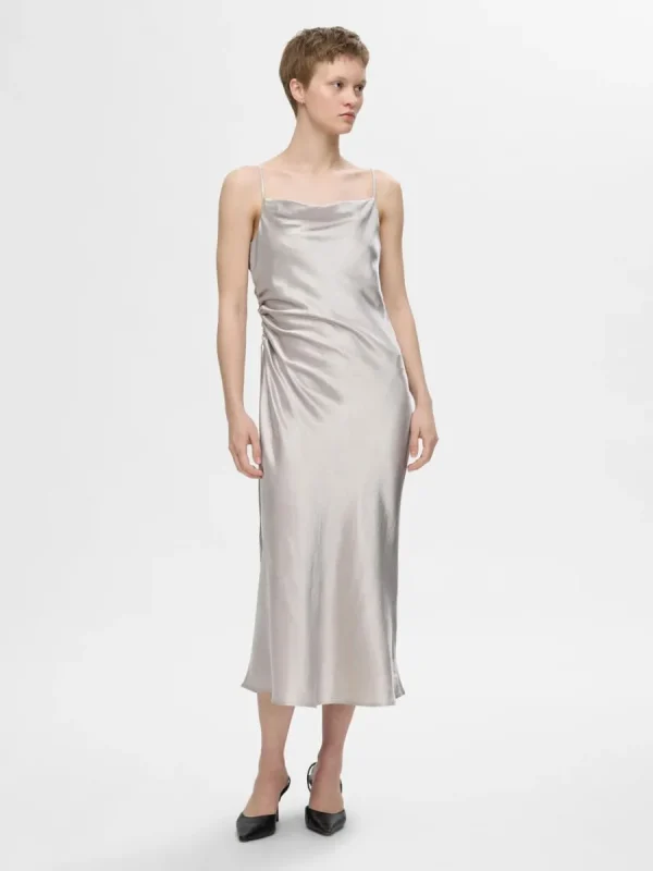 SELECTED ÄRMLÖS SATIN MIDIKLÄNNING Silver Best