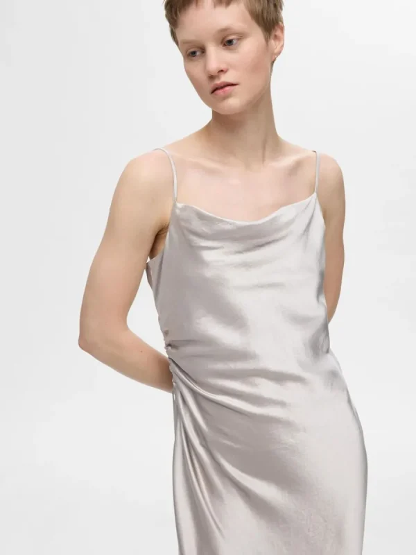 SELECTED ÄRMLÖS SATIN MIDIKLÄNNING Silver Best